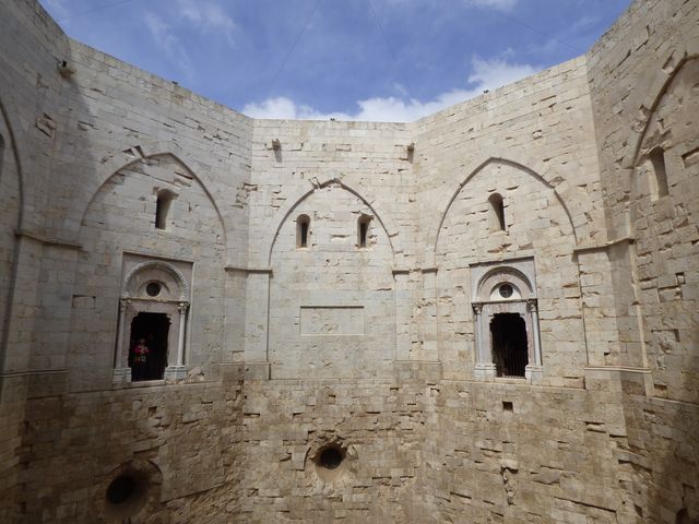 Castel_del_Monte__28_.JPG, juin 2025 Castel_del_Monte__28_.JPG